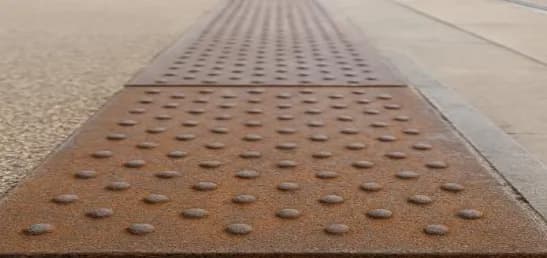 Öntöttvas podotaktilis lemez – Corten kivitel